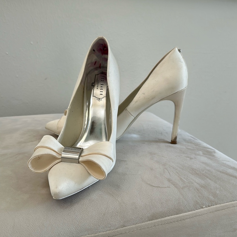 Beautiful Ted Baker bow heel